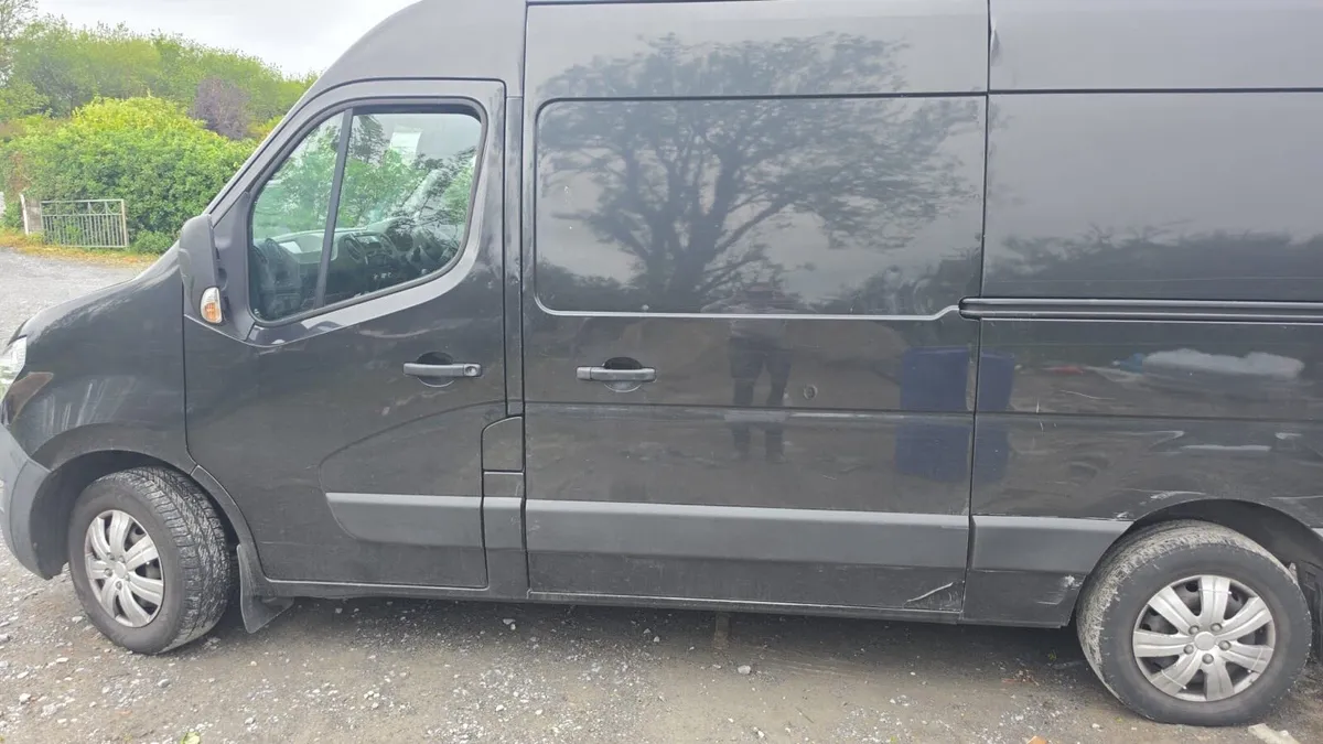 NV400 van - Image 3