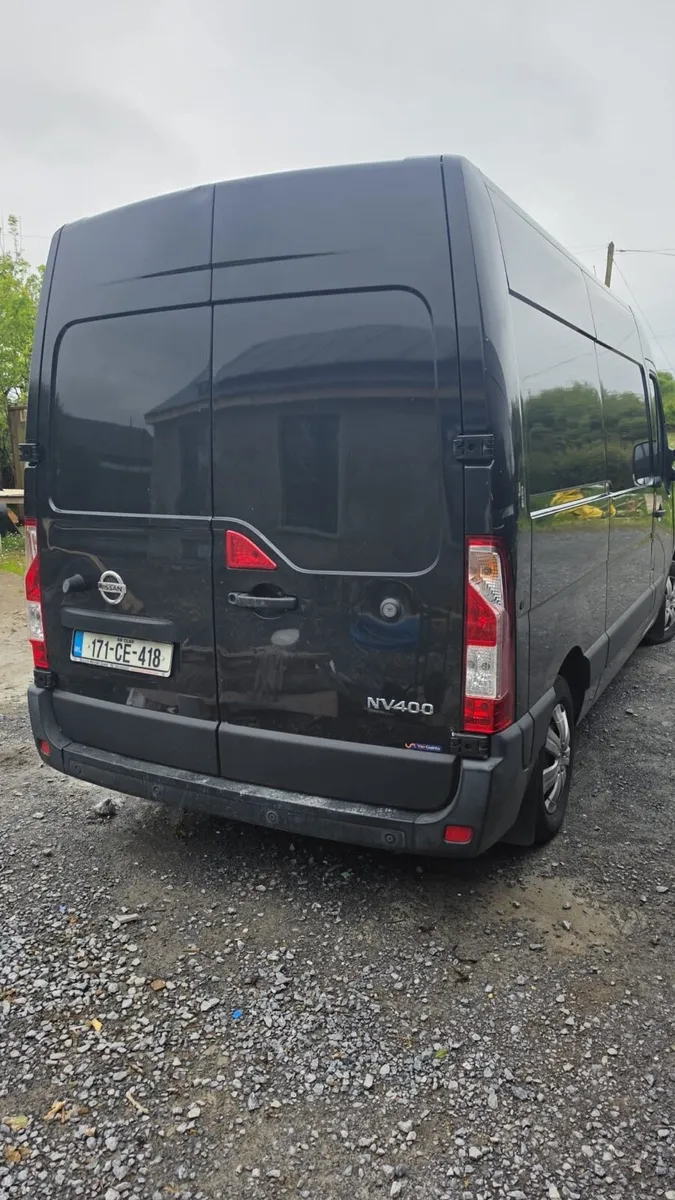 NV400 van - Image 1