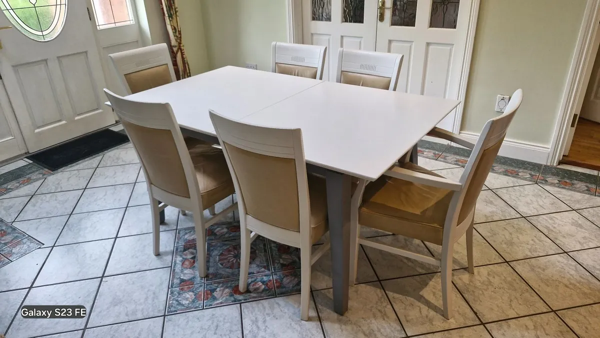Kitchen table and chairs - Image 1