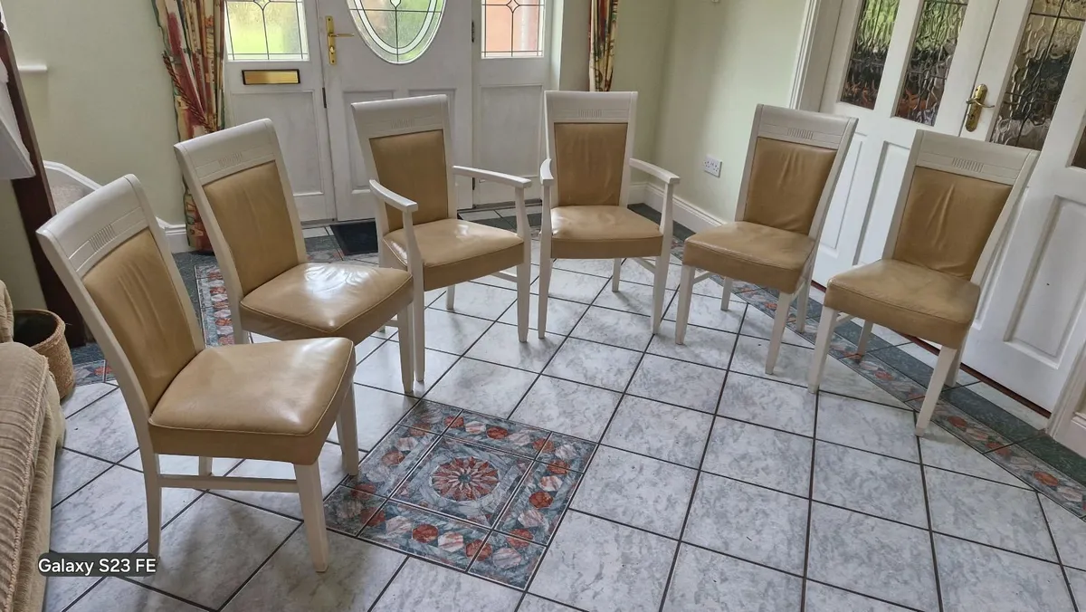 Kitchen table and chairs - Image 2