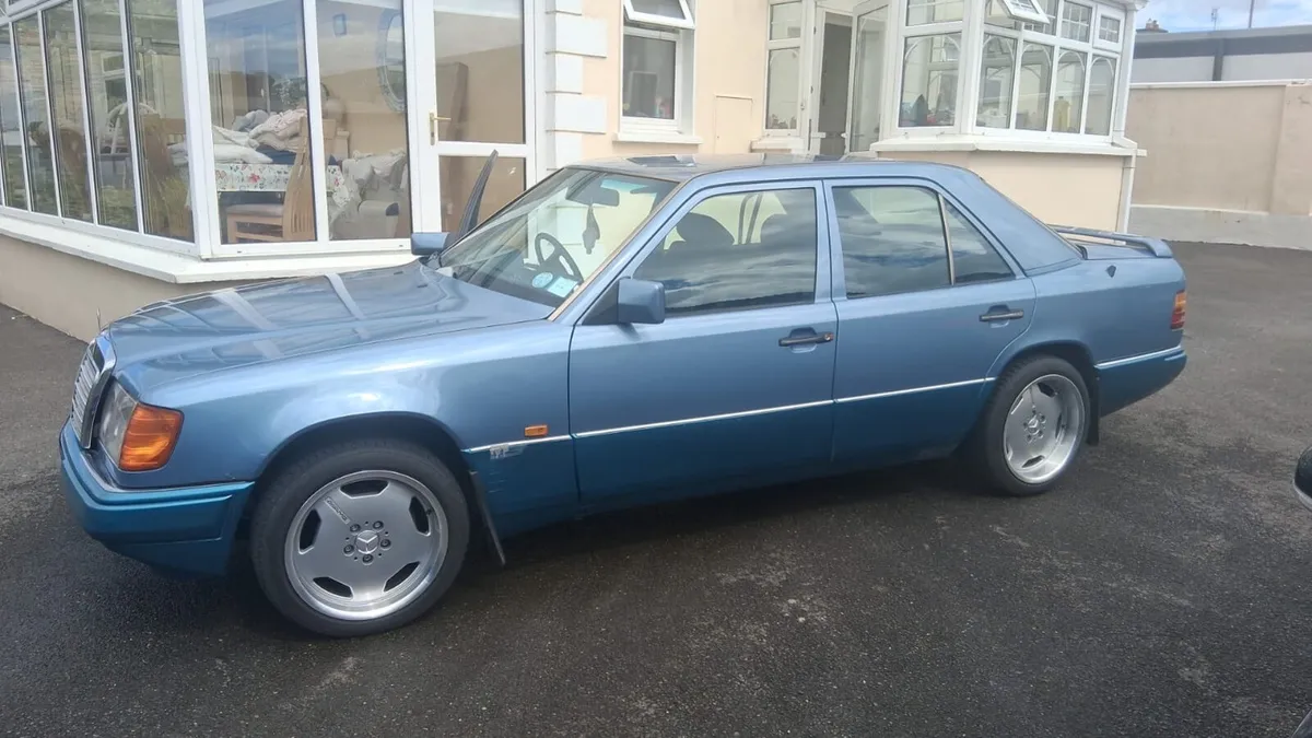 1990 Vintage Mercedes 124 2 litre petrol - Image 2