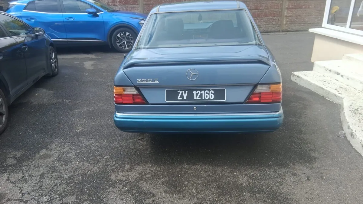 1990 Vintage Mercedes 124 2 litre petrol - Image 1