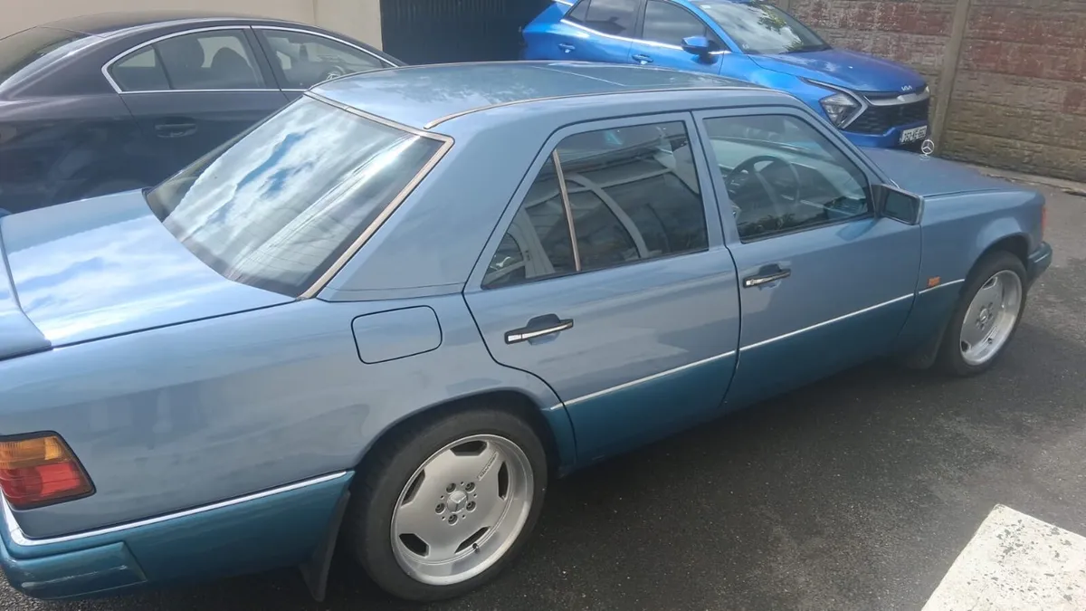 1990 Vintage Mercedes 124 2 litre petrol - Image 4