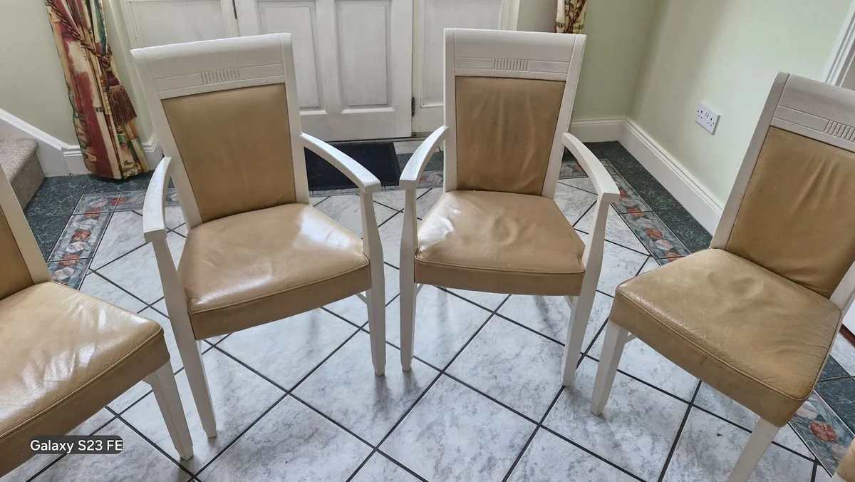 Kitchen table and chairs - Image 3