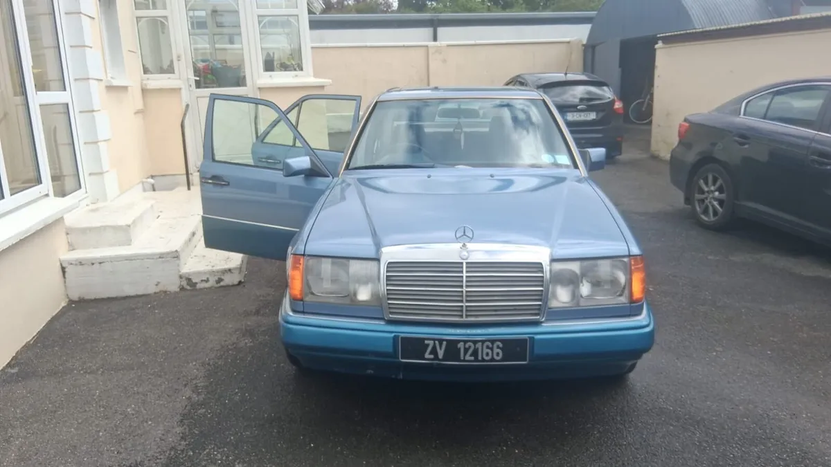 1990 Vintage Mercedes 124 2 litre petrol - Image 3