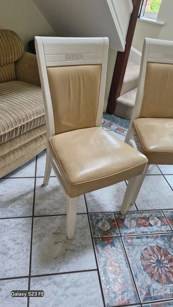 Kitchen table and chairs - Image 4