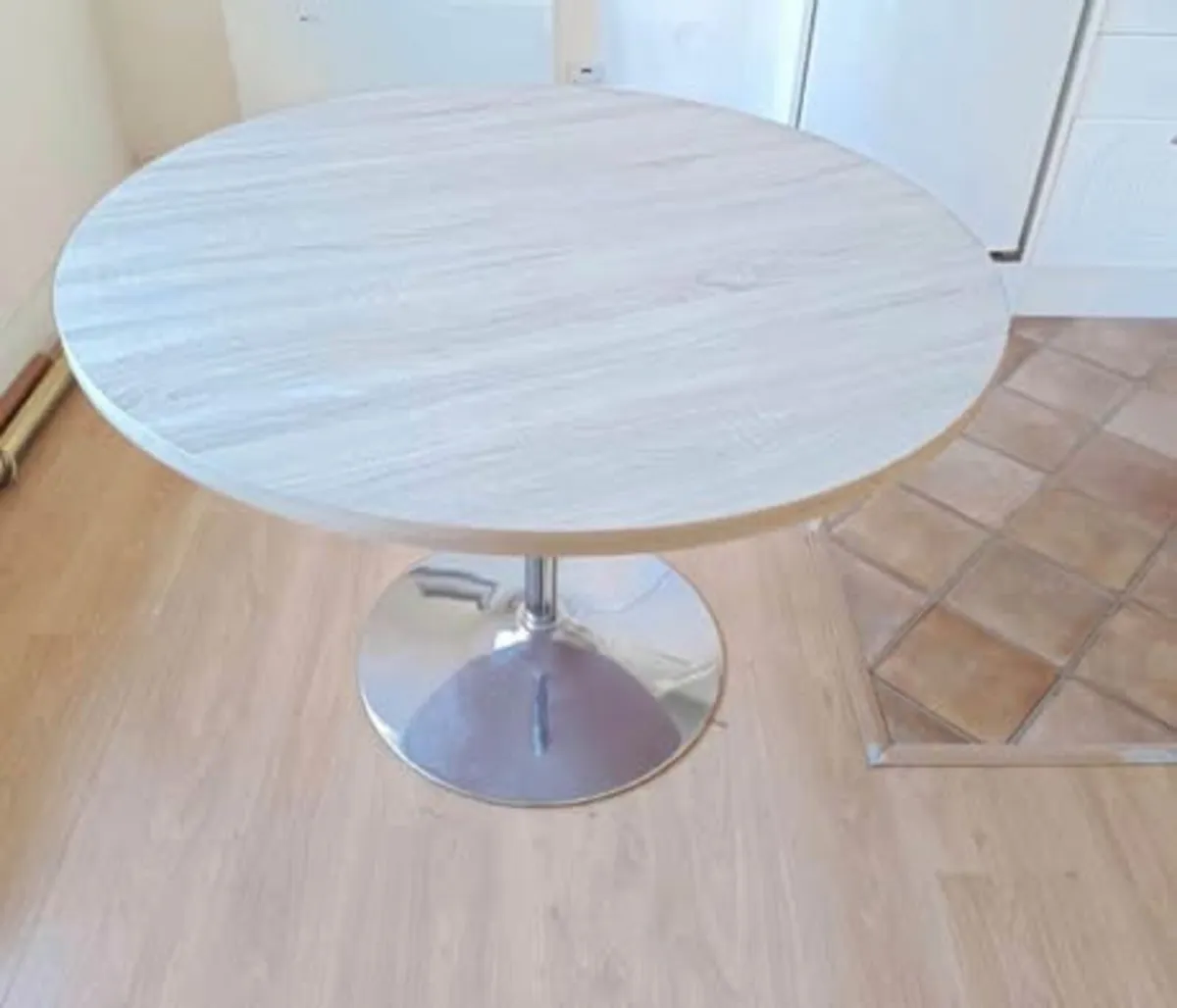 Round table - Image 1