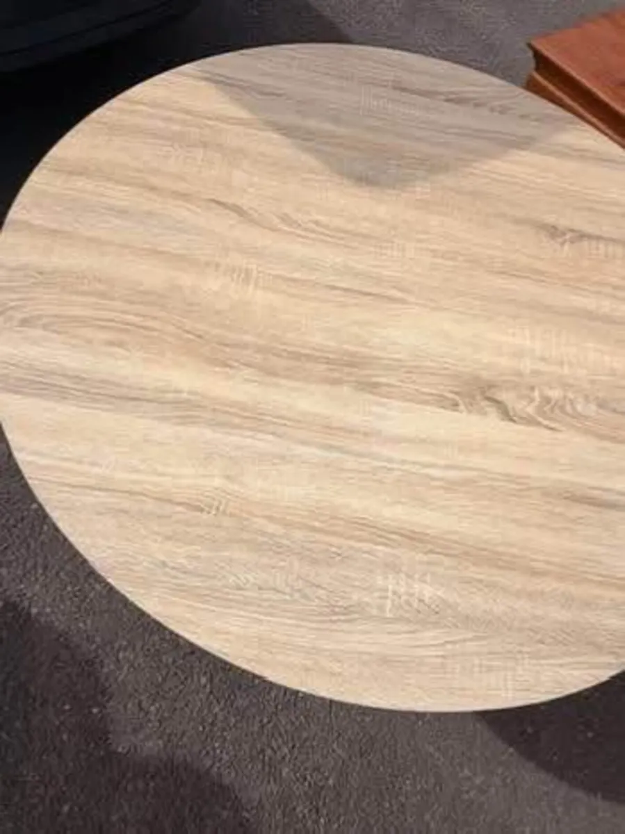 Round table - Image 2
