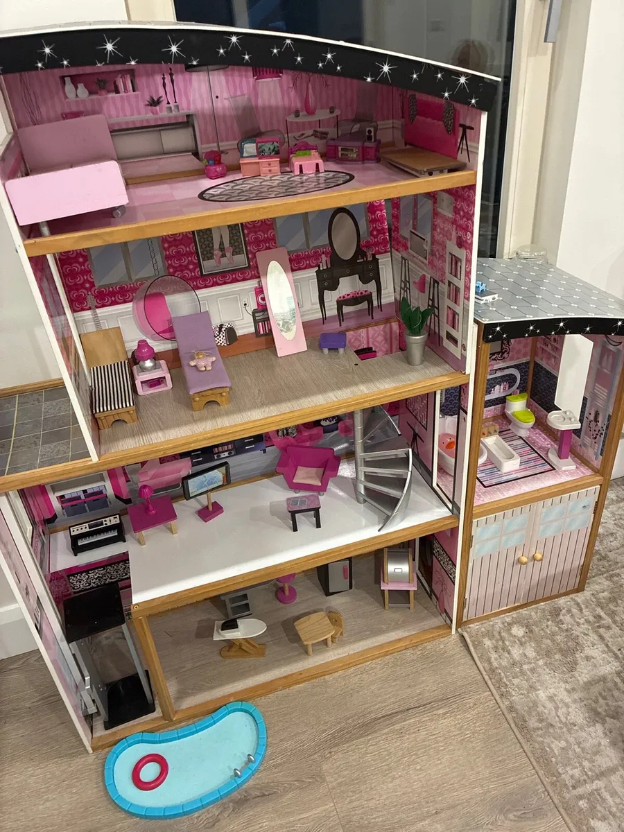 Free.   Doll’s house