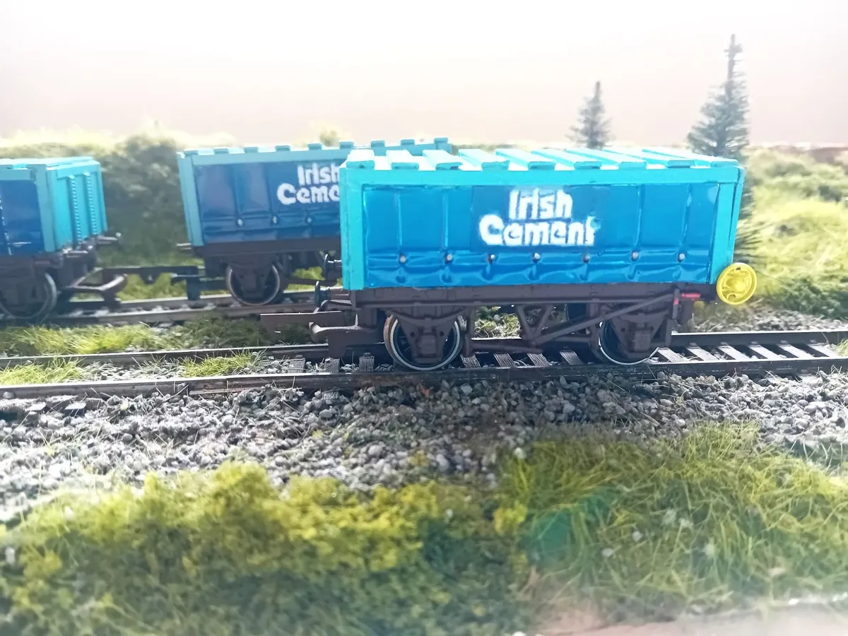 MODEL  RAILWAY   IRISH  CEMENT  PALLET  WAGONS - Image 2