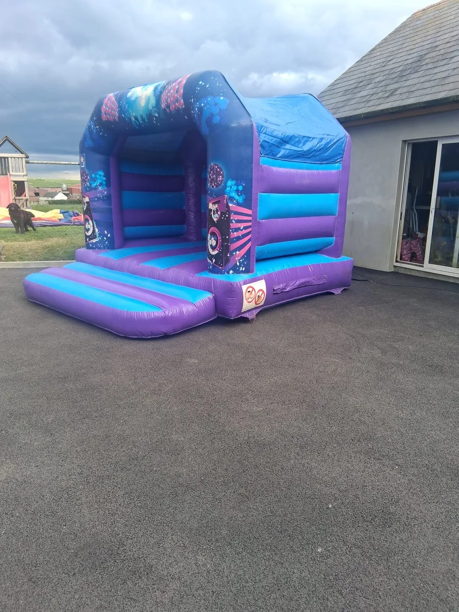 Bouncing castle - Image 1