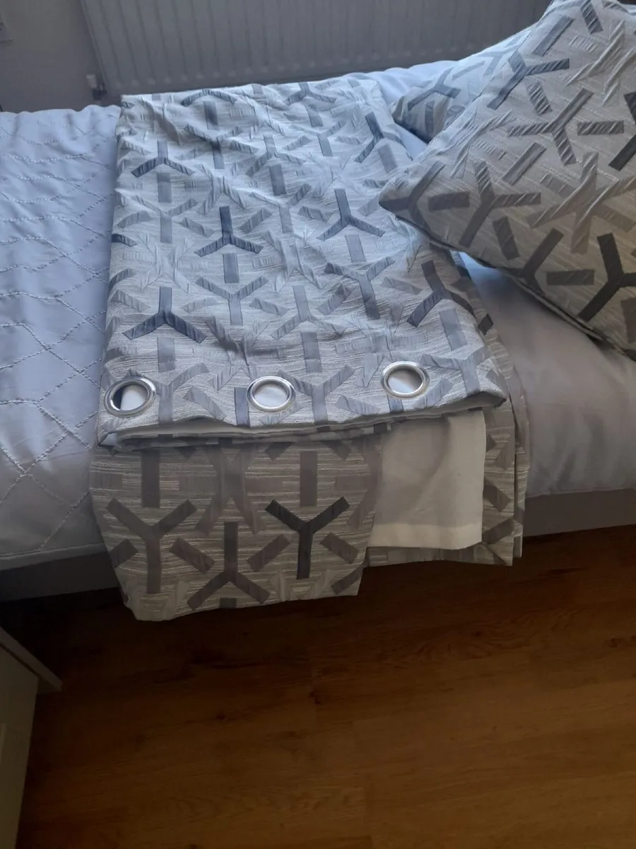Curtains - Image 3