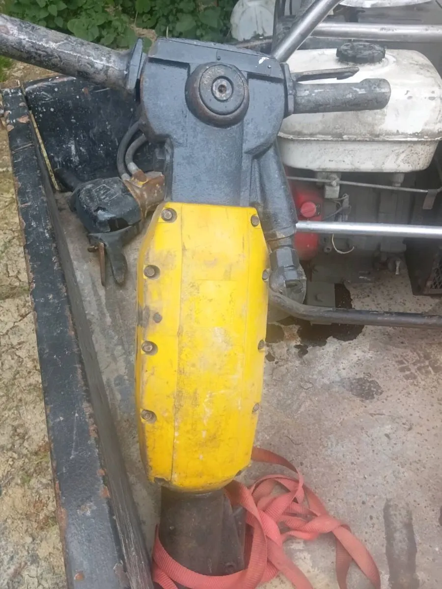 Fast tow air jack hammer - Image 1