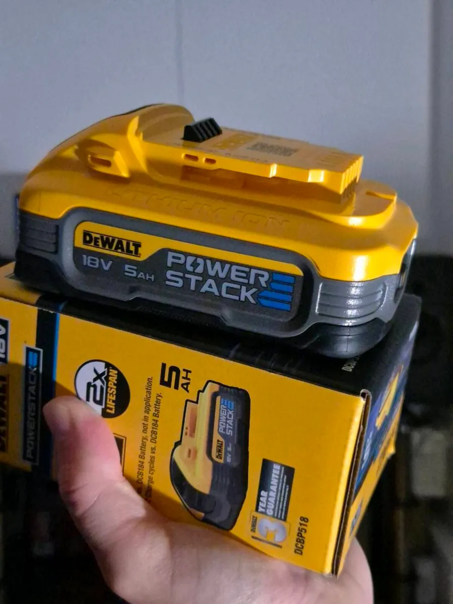 The DEWALT DCBP518 18V, 5Ah POWERSTACK Battery - Image 3