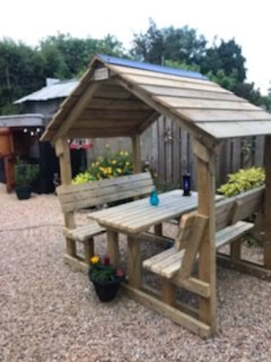 Picnic Seat with Roof - Image 1