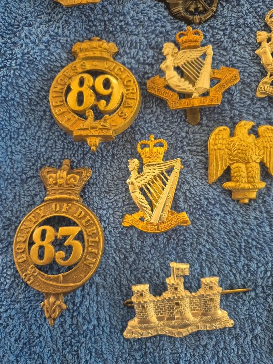 A LOT OF 20 IRISH REGIMENT CAP BADGES NORTH IRISH - Image 3