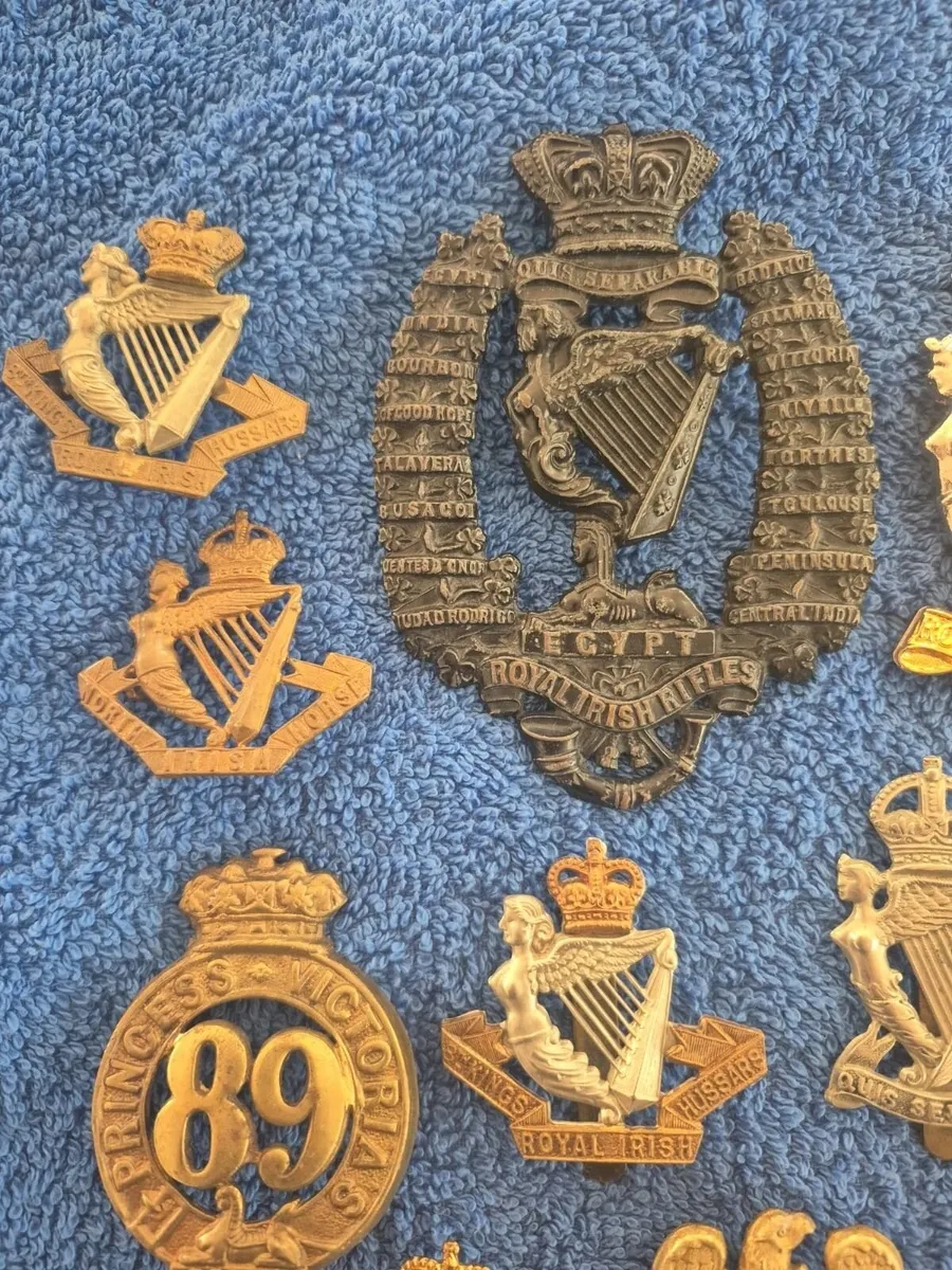 A LOT OF 20 IRISH REGIMENT CAP BADGES NORTH IRISH - Image 4