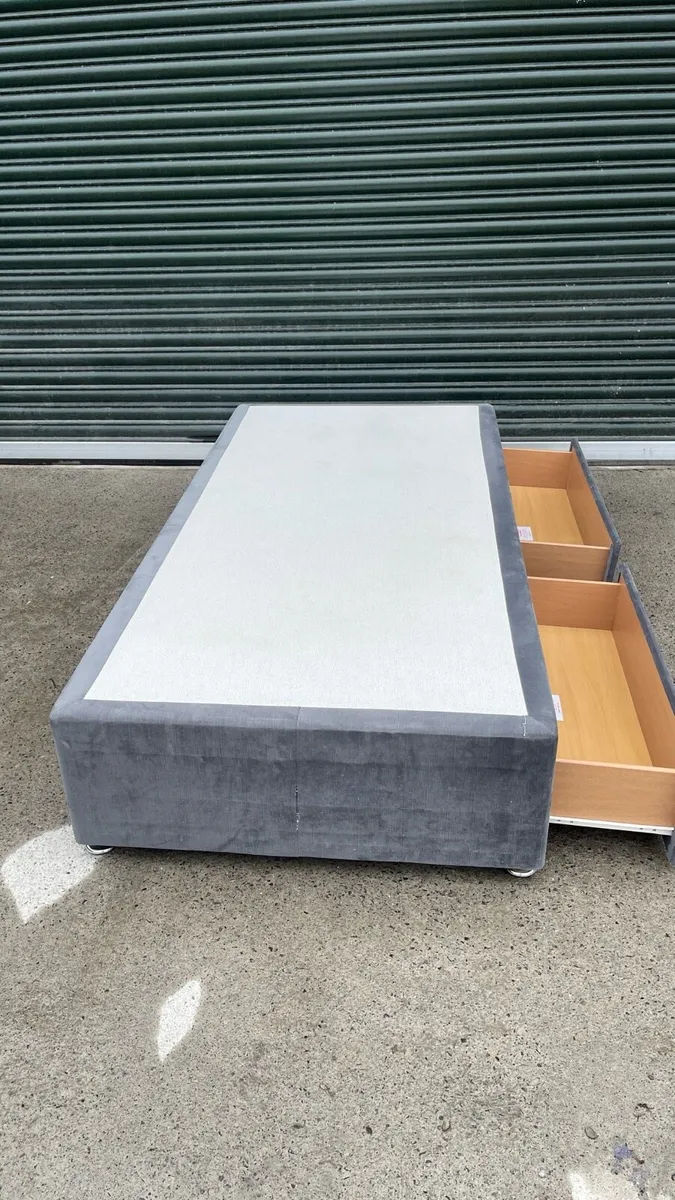 Singe bed with drawers - Image 1