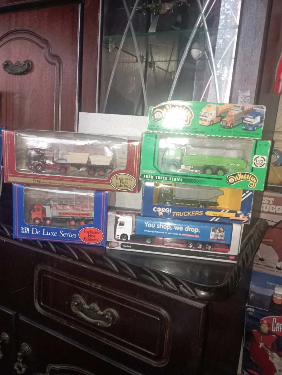 DIE--CAST MODLE TRUCKS ALL 1-76 SCALES 5 IN TOTAL. - Image 1