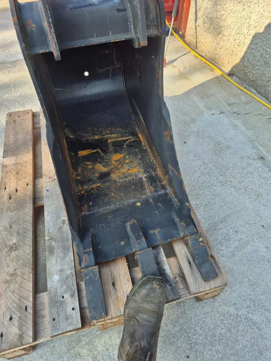 Unused Geith 16inch digger bucket 6-8ton 50mm pins - Image 4