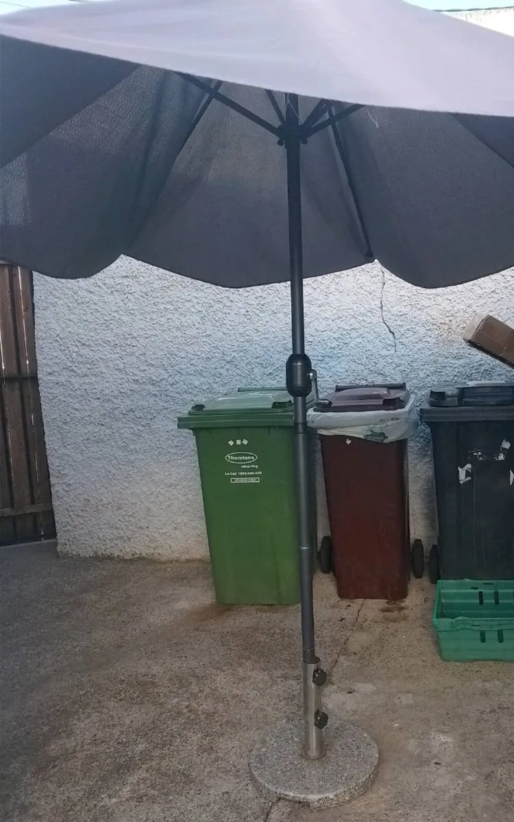 Garden furniture Umbrella and base - Image 1