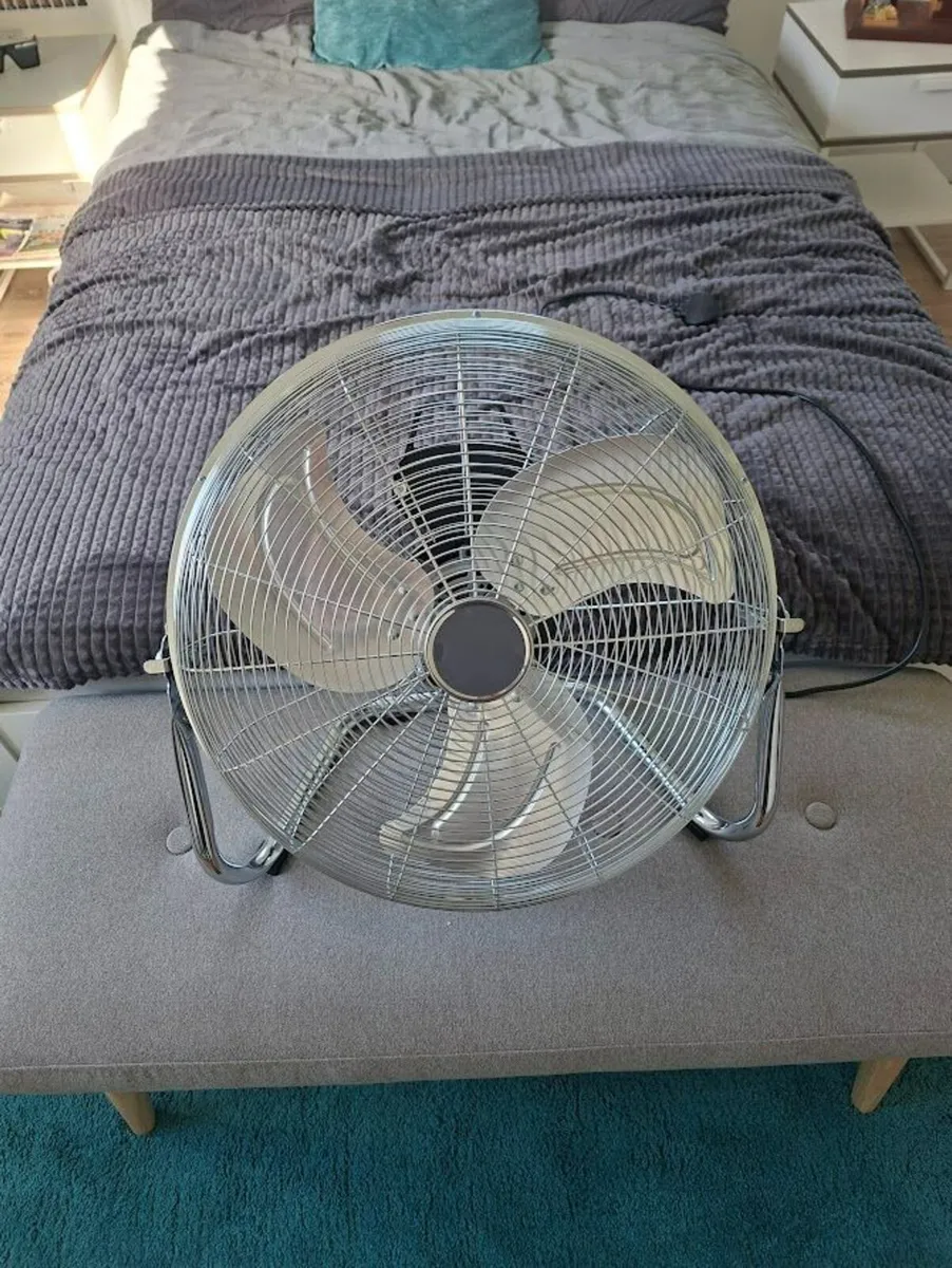 Cooling Floor Fan 220-240V - Image 1