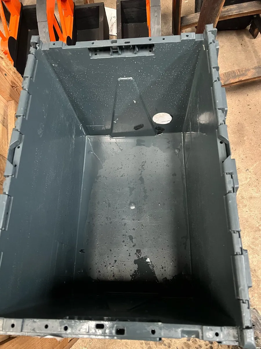 Plastic storage boxes with lids - Image 1