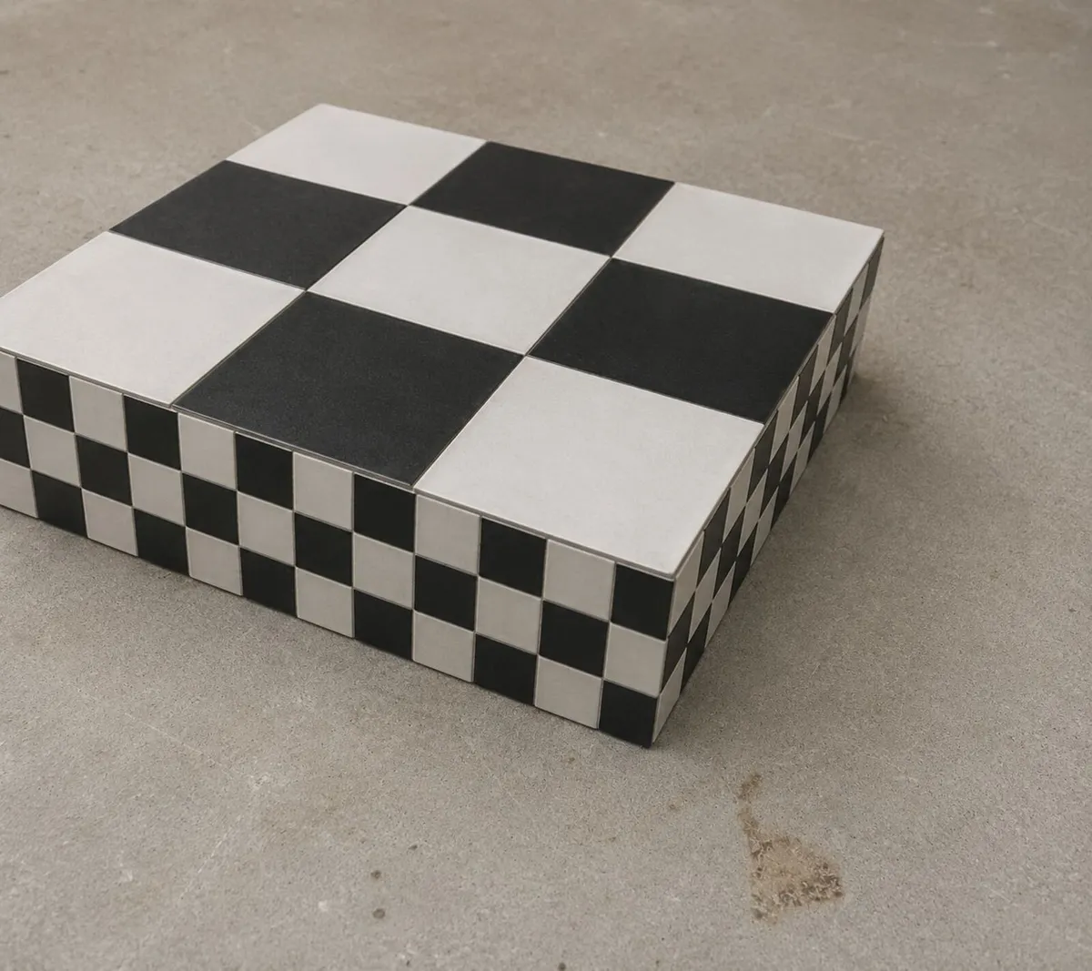 Decorative plinth - Image 1