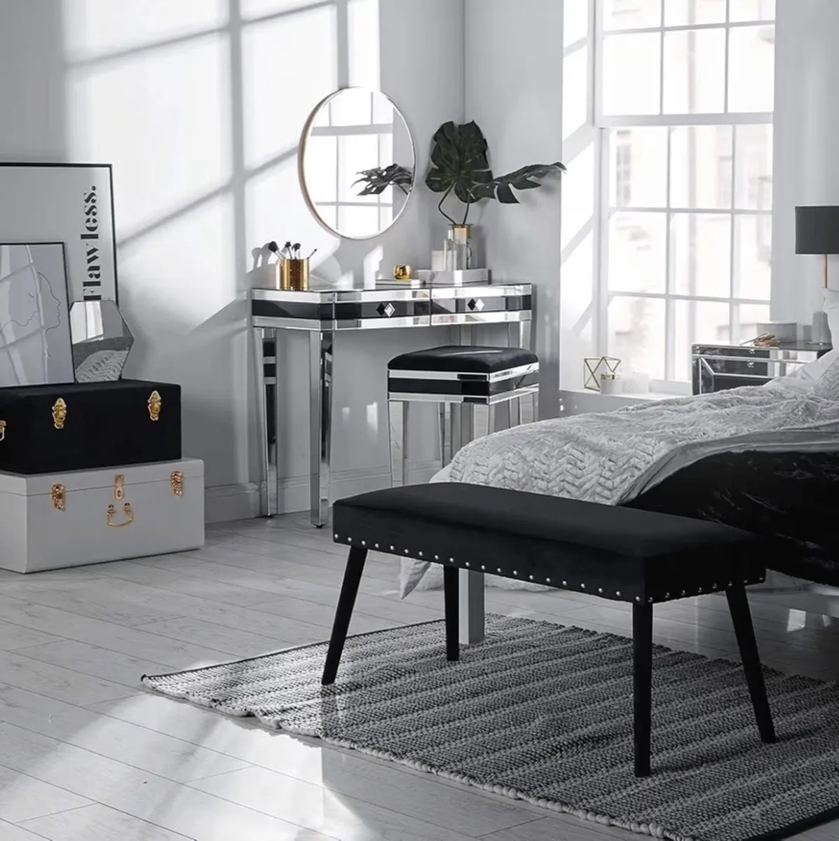 Black velvet bench - Image 2