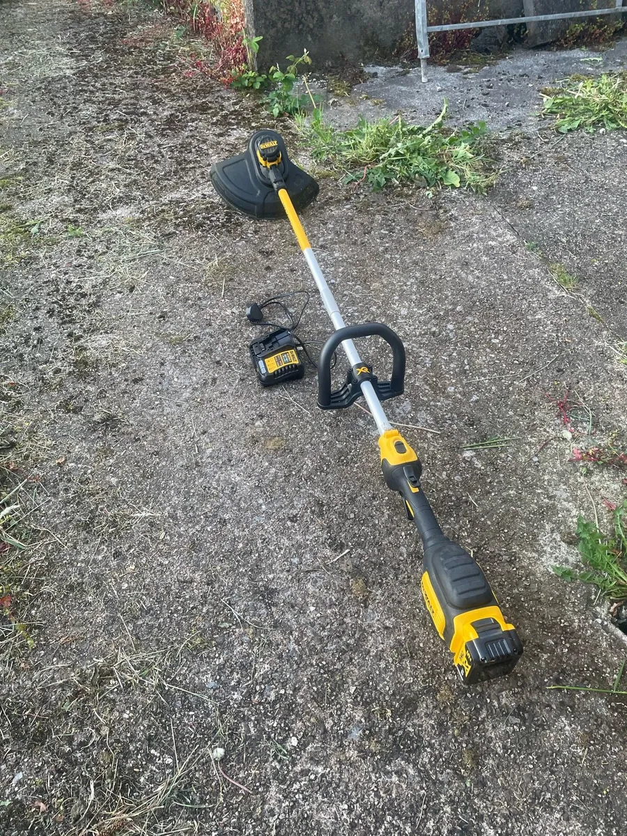 Dewalt battery strimmer - Image 2