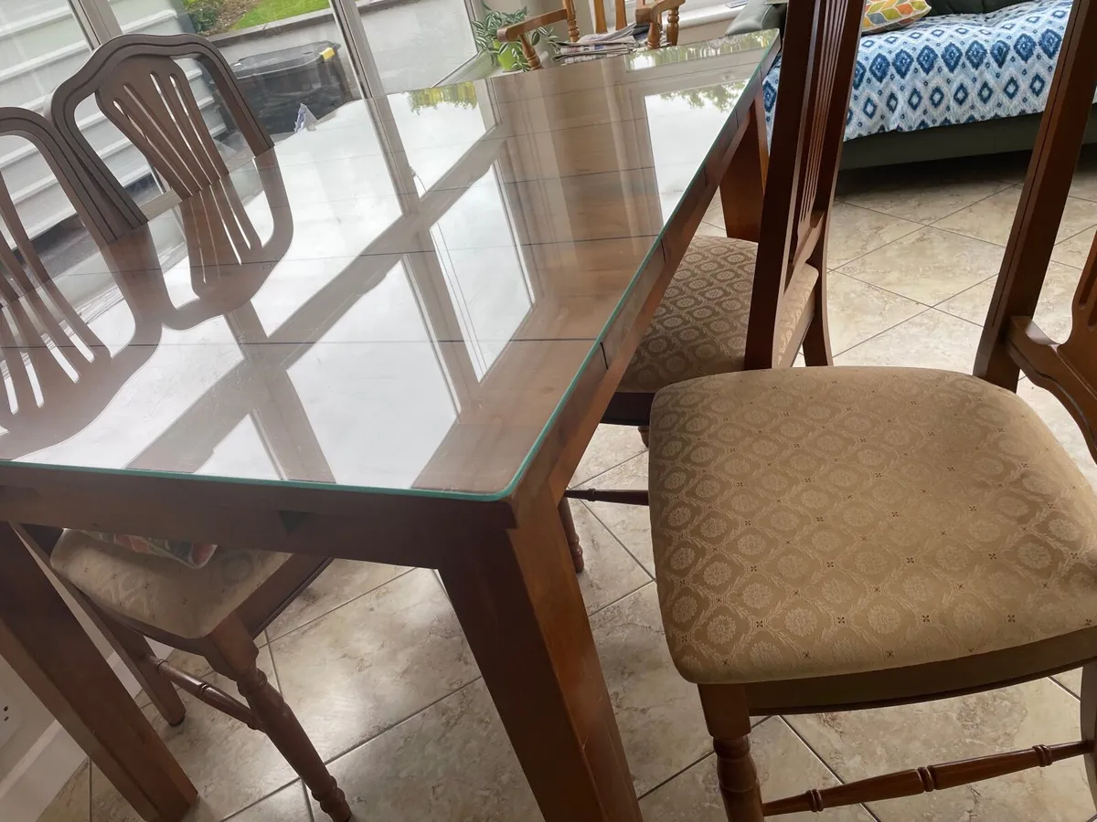 Table and chairs - Image 3
