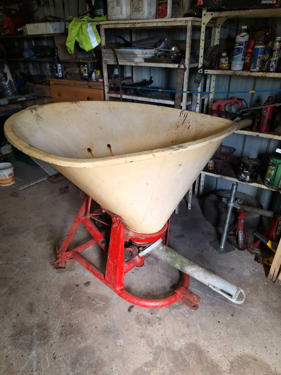 Fertiliser spreader - Image 1