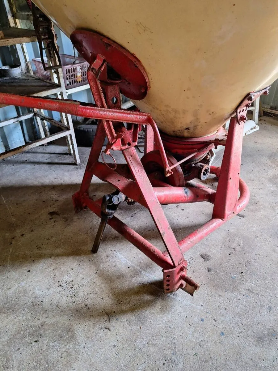 Fertiliser spreader - Image 3