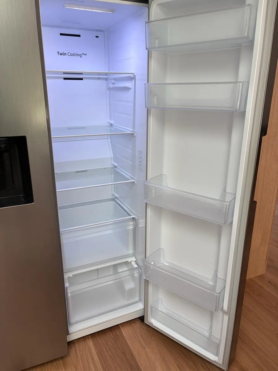 Samsung American style fridge freezer - Image 4