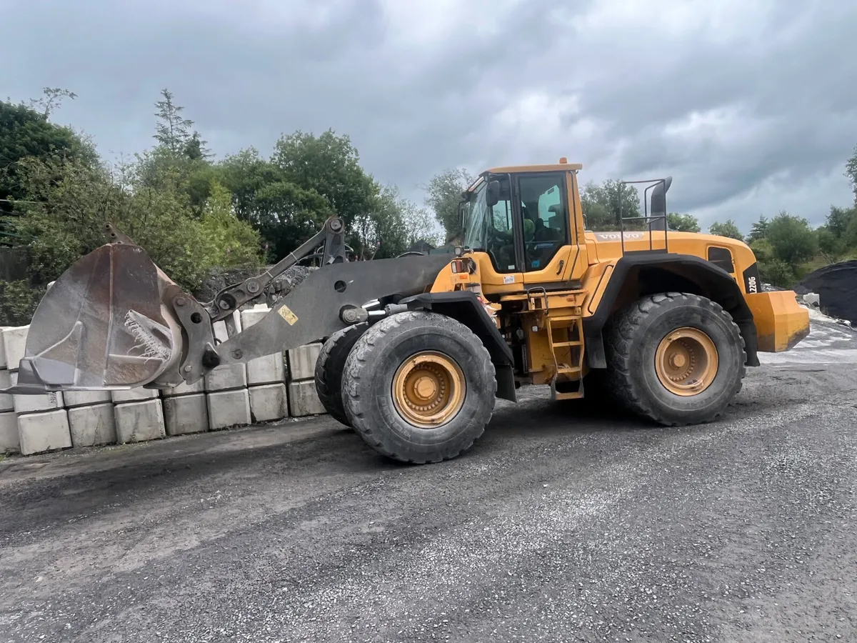 Volvo L220G  loading shovel 2010 - Image 2