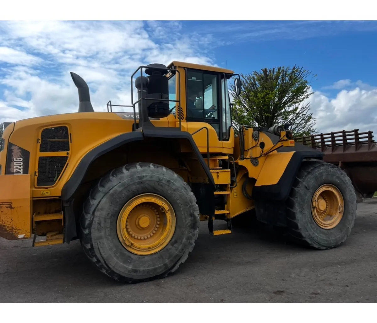 Volvo L220G  loading shovel 2010 - Image 1