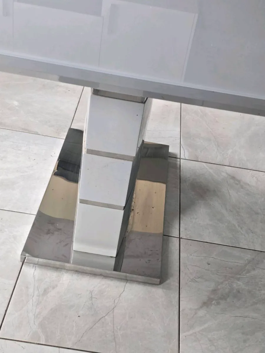Dining table - Image 2