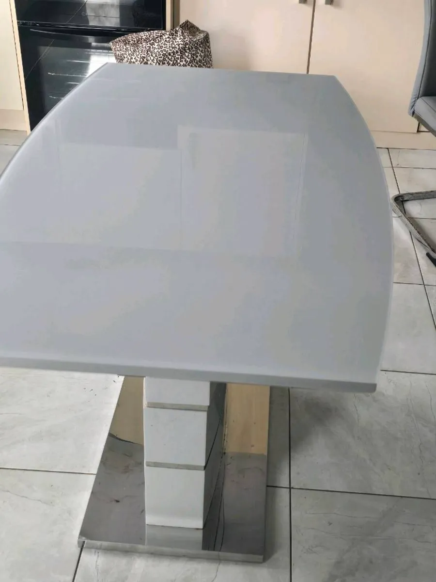 Dining table - Image 1