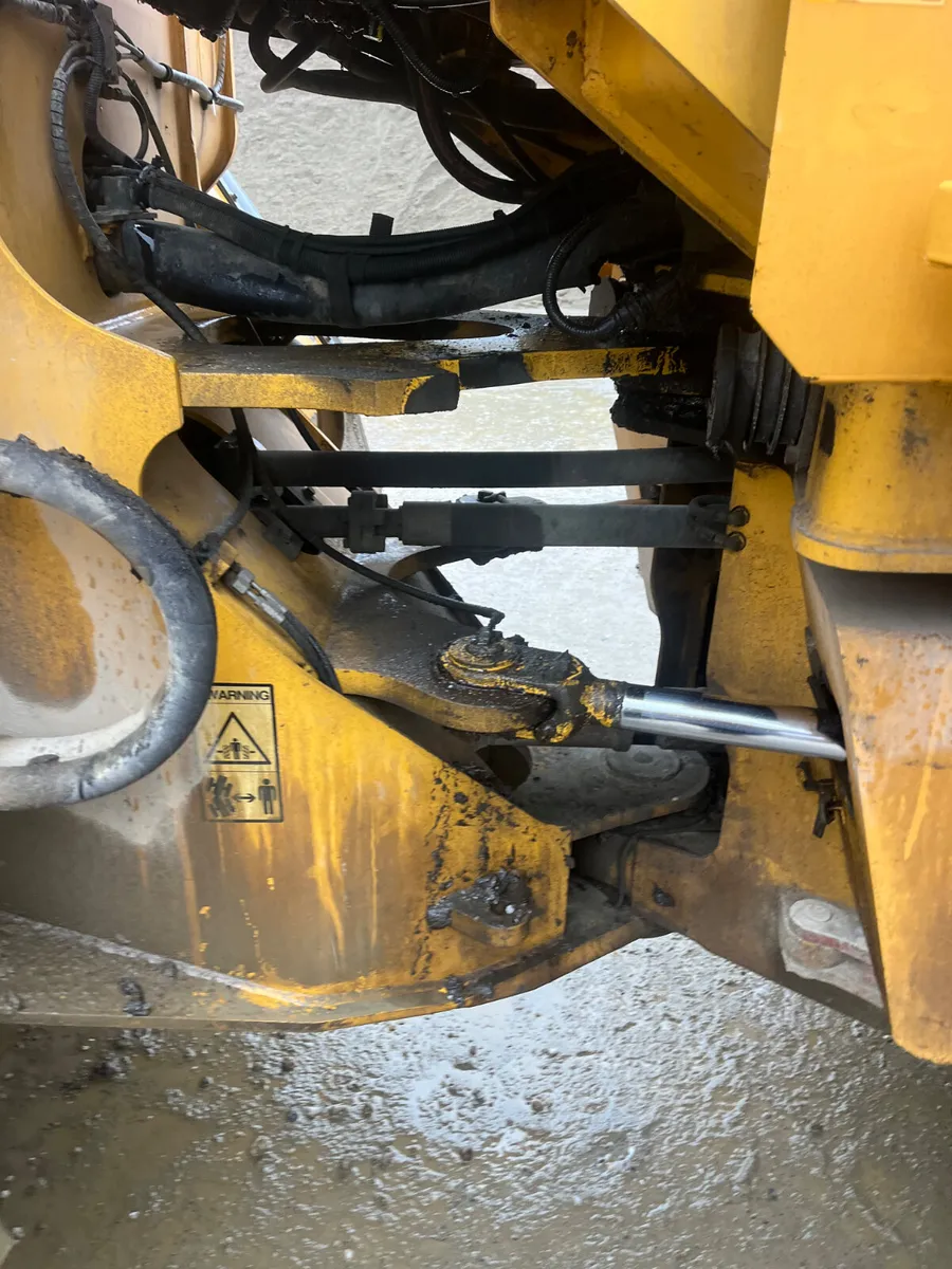 Volvo L120D  loading shovel - Image 3