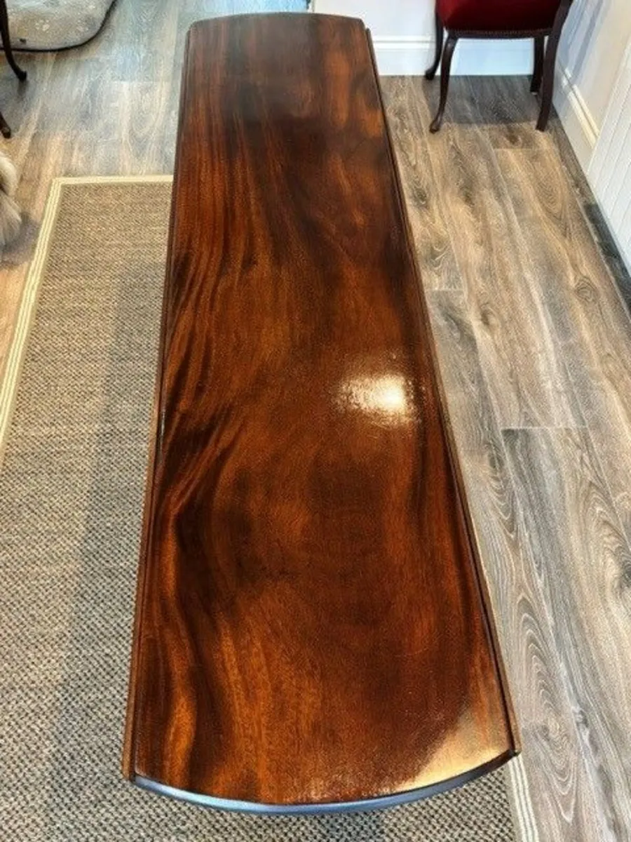 Hunt Table in Excellent Condtion - Image 1