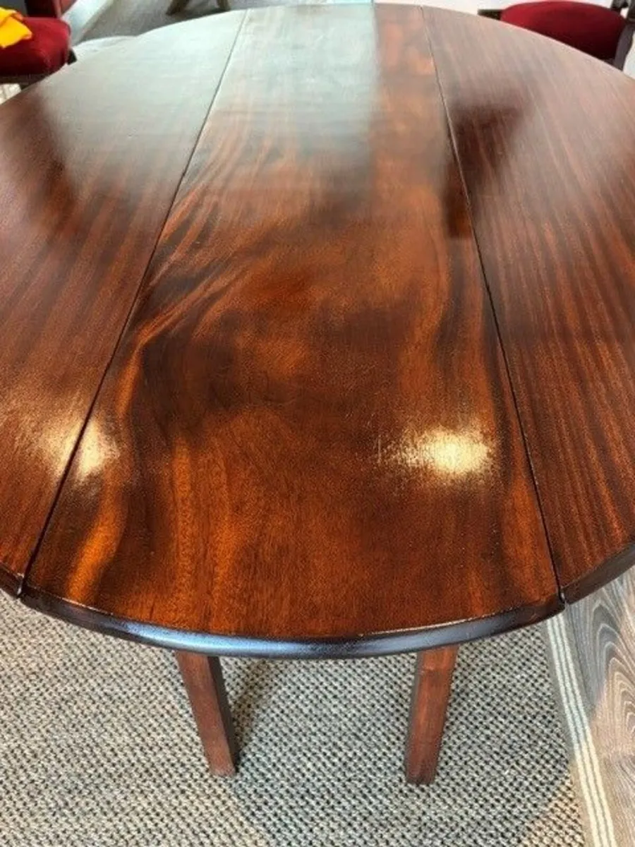 Hunt Table in Excellent Condtion - Image 2