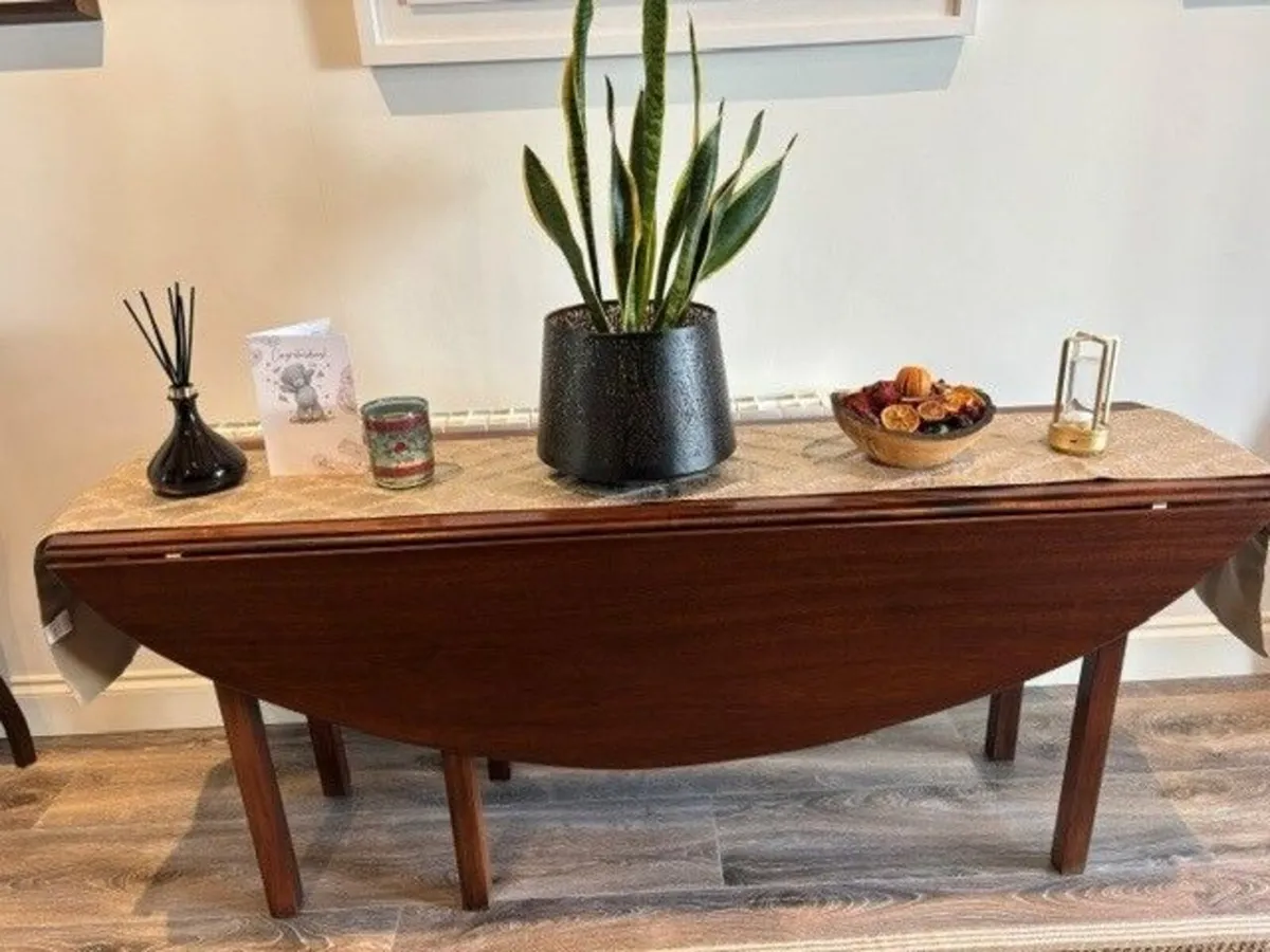 Hunt Table in Excellent Condtion - Image 3