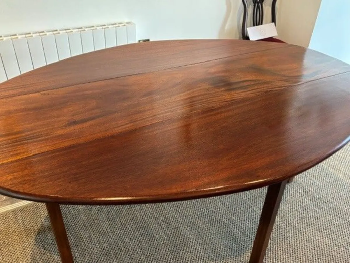 Hunt Table in Excellent Condtion - Image 4