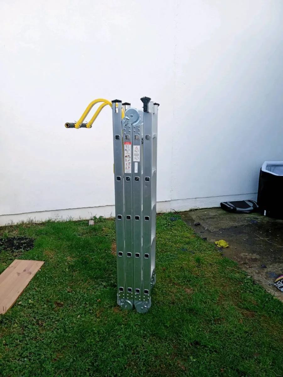 Folding roof ladder - Image 1