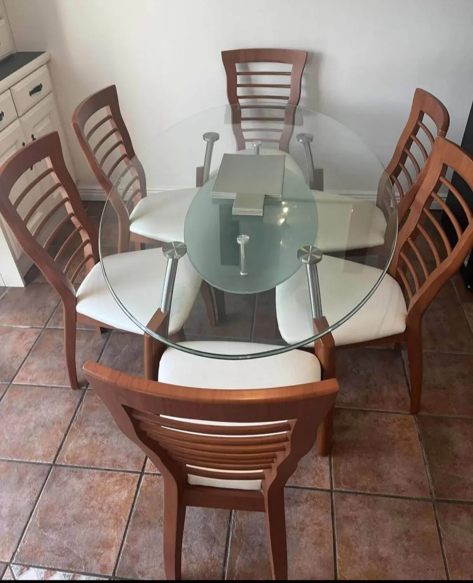 Dining table & 6 Chairs