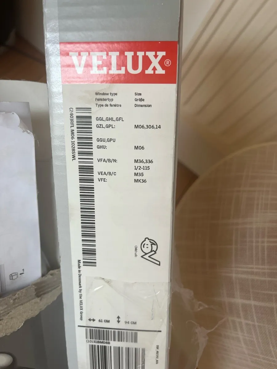 New (still in box) white Velux blind - Image 4