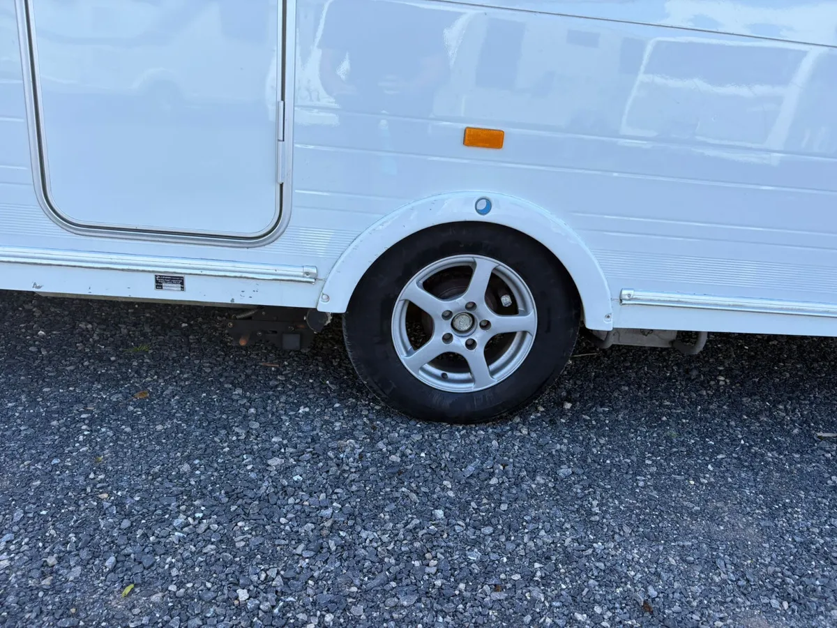 Lunar quasar fixed bed caravan - Image 4