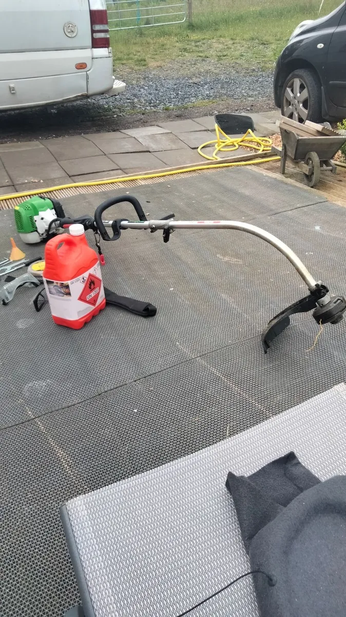 Grass strimmer - Image 1