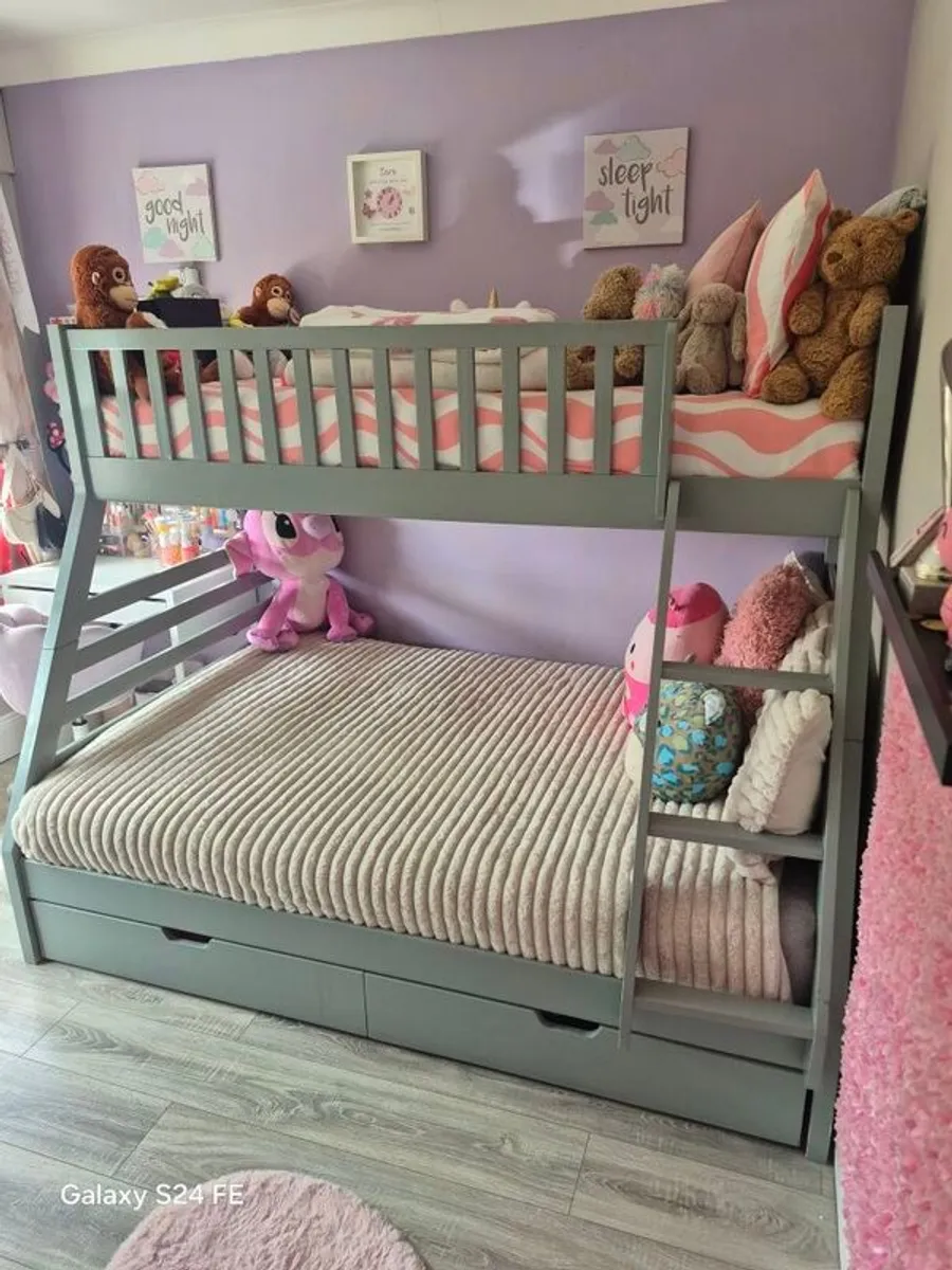 triple bunk bed - Image 1