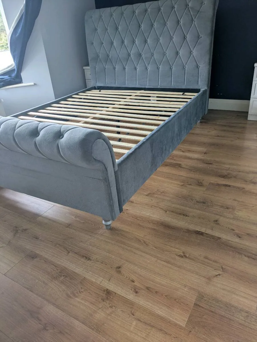 King size sleigh bed - Image 1